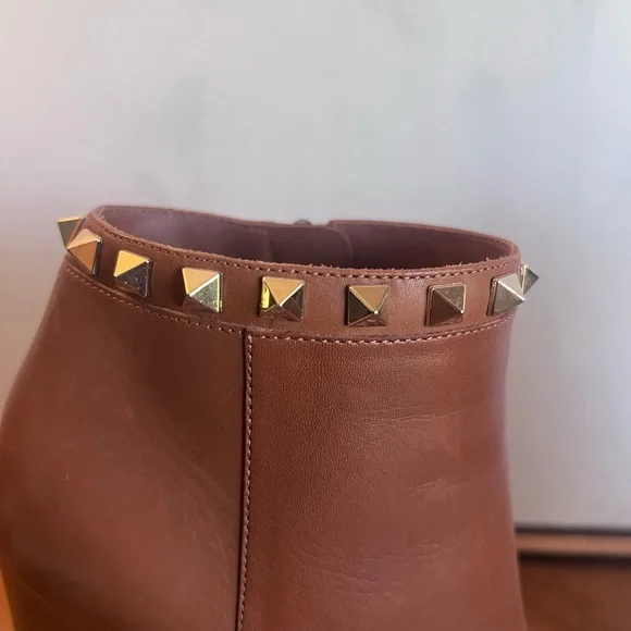 Valentino Garavani Camel Leather Pointed Ankle Booties with Gold Stud Trim - Picture 4 of 7